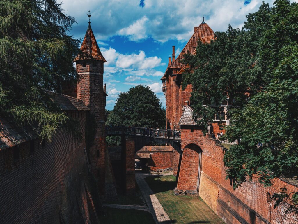 Nowoczesna łazienka z białymi płytkami i umywalką