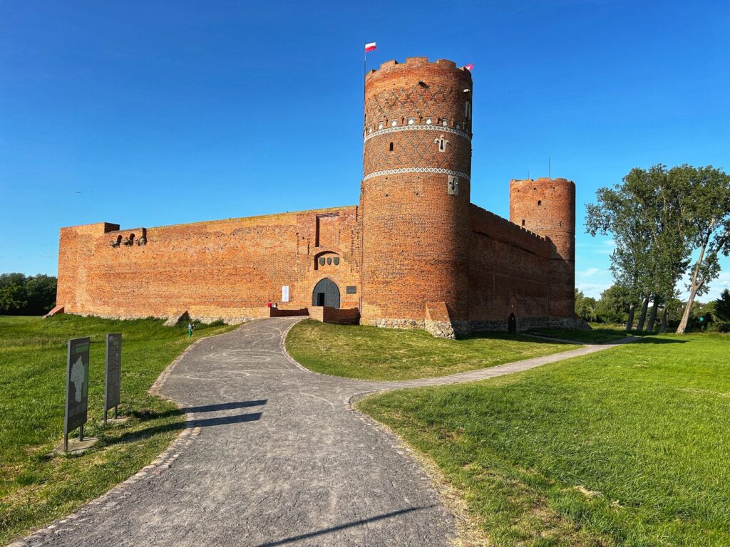 Pracownik układa duże płytki gresowe w łazience